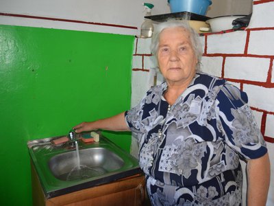 Пенсионерке Акифьевой бесплатно подвели в дом воду