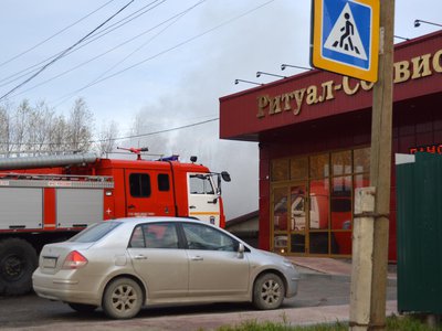 На улице Ленина сегодня утром горел частный дом в районе офиса «Ритуал-сервис»