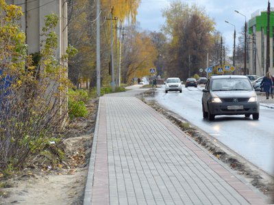 Строительство тротуара на улице Белякова проинспектировала депутат Екатерина Козерадская (Выкса, 2019 г.)