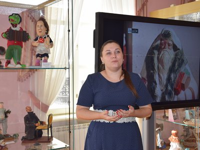 В розовом зале музея истории АО «ВМЗ» поселились куклы