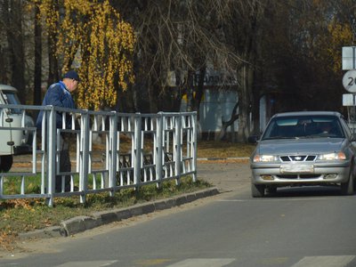 Новые ограждения смонтировали на перекрёстке улицы Красные Зори и Островского