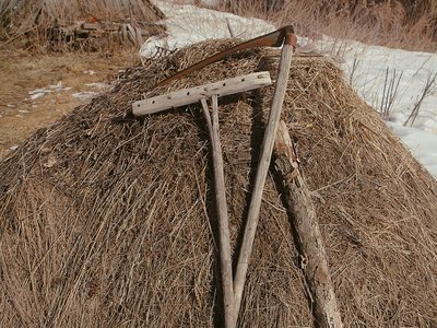 Деревянные грабли и ручная коса –ручные символы советских колхозов – уже давно уступили свои позиции современным бензиновым триммерам и пластиковым граблям, но в наших деревнях их всё ещё используют