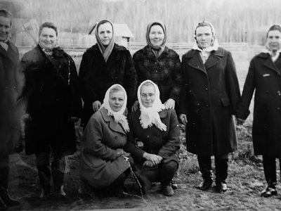 Доярки (в верхнем ряду) совхоза «Гагарский». Ориентировочная дата создания снимка – 1973-1974 гг. Фото предоставлено жительницей села Мотмос Г.С. Зобковой (на снимке она – в нижнем ряду справа)