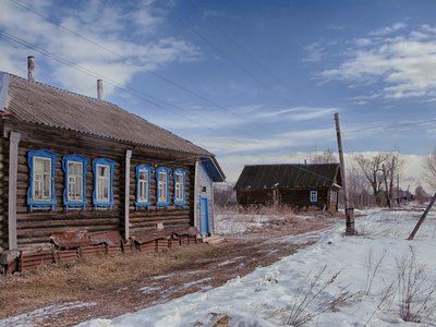 Деревня Дальне-Песочная, вид со стороны так называемого «гагарского поворота». Съёмка – март 2016 г.