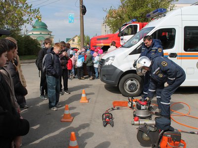 Пожарные пригласили на день открытых дверей