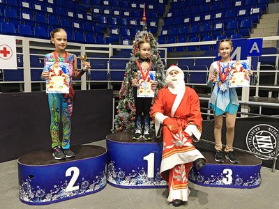 Выксунские фигуристы завоевали призы Деда Мороза