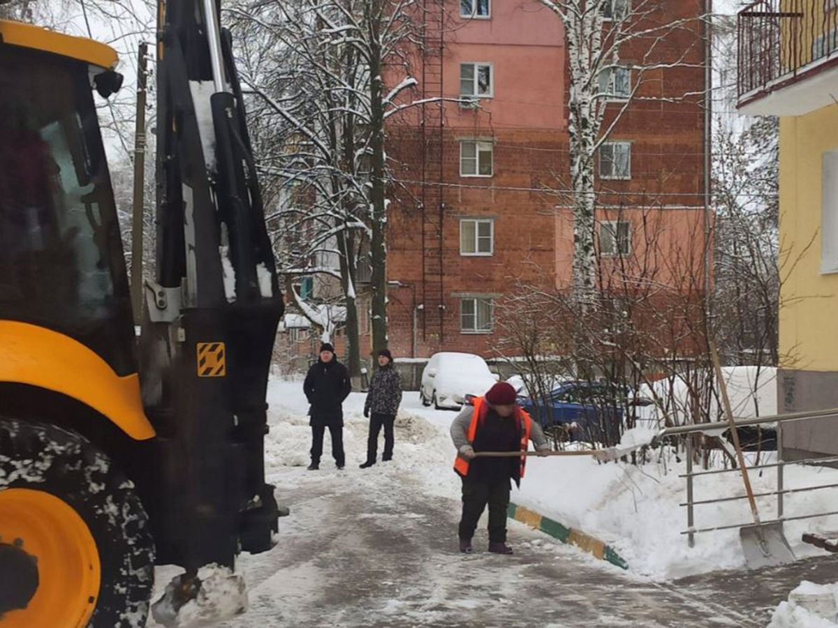 Специалисты госжилинспекции области выявили некачественную уборку снега на придомовых территориях