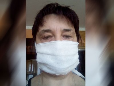 Лариса Гырла показала в социальных сетях первое сделанное изделие – медицинскую маску