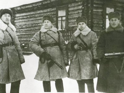 И.-В.-Зуев-в-темном-полушубке-с-немецким-автоматом-в-руках.jpg