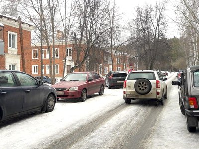 Водители превратили новый тротуар на улице Куктузова в парковку (Выкса, 2019 г.)