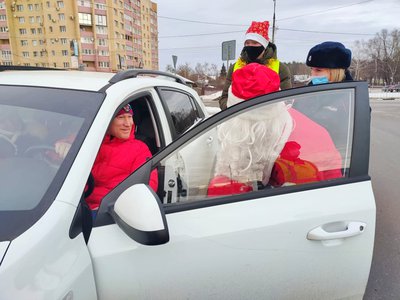 Полицейский Дед Мороз вышел на дорогу (Выкса, 2020 г.)