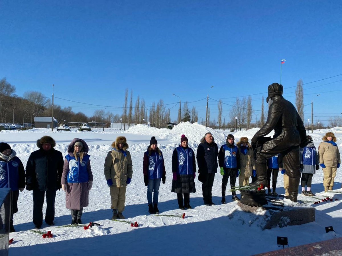 Волонтеры Победы возложили цветы к памятнику советскому танкисту Зиновию Григорьевичу Колобанову в Парке Победы