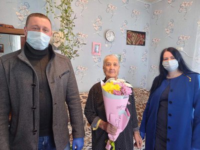 Труженицу тыла Зинаиду Соколову поздравили с 90-летием