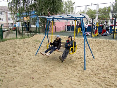 На детской площадке в школе №10 появились горка, качели и песочница (Выкса, 2021 г.)