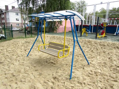На детской площадке в школе №10 появились горка, качели и песочница (Выкса, 2021 г.)
