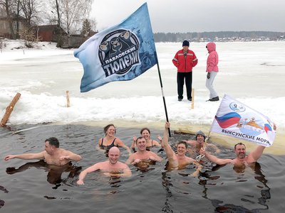 Благотворительный марафонский заплыв членов клуба «Выксунские моржи» прошёл 10 марта на берегу Верхнего пруда (Выкса, 2019 г.)