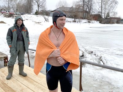 Благотворительный марафонский заплыв членов клуба «Выксунские моржи» прошёл 10 марта на берегу Верхнего пруда (Выкса, 2019 г.)