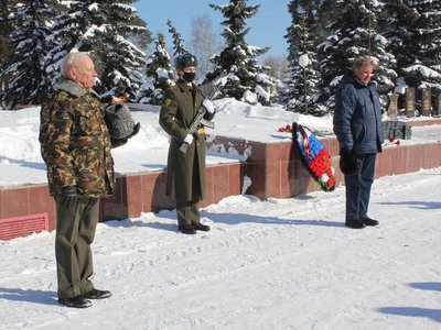 Ветераны отметили День защитника Отечества на площади Октябрьской революции