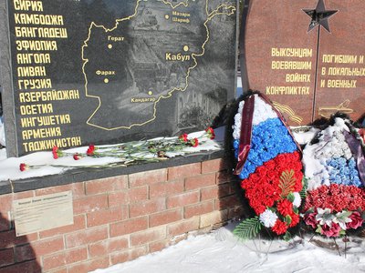Ветераны отметили День защитника Отечества на площади Октябрьской революции (Выкса, 2021 г.)