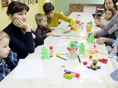 На первой встрече малыши и их мамы, а также ребята постарше под руководством художника-педагога Марины Гордеевой мастерили поздравительные открытки