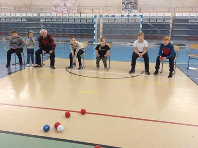 Участники «Эдельвейса» и ребята из 6 «Б» школы №9 не только знают, как в неё играть, но и провели в ФОКе «Олимп» соревнования, посвящённые Дню инвалидов.