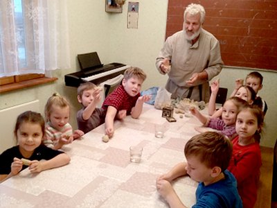 Дети из воскресной школы в Досчатом учились гончарному делу у профессионалов