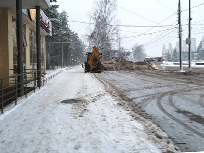 Центральные улицы города убирают от снега