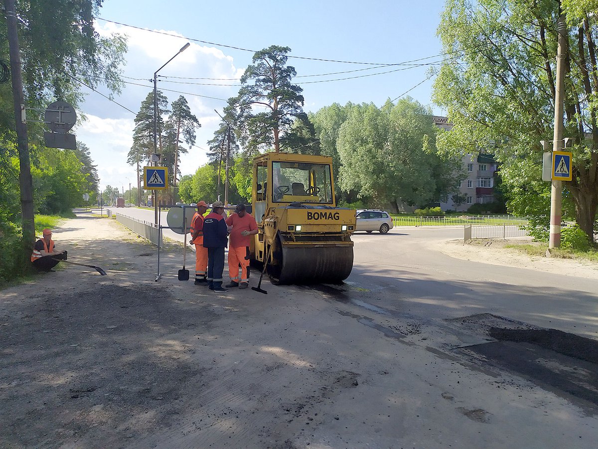 Рабочие на улице Герцена делают ямочный ремонт (Выкса, 2020 г.)