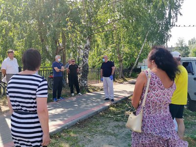 Владимир Кочетков на встрече с жителями рядом со школой №6, где построят корт для большого тенниса (Выкса, 2020 г.)