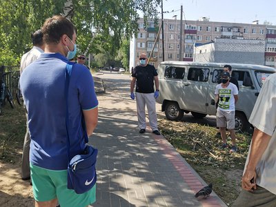 Владимир Кочетков на встрече с жителями рядом со школой №6, где построят корт для большого тенниса (Выкса, 2020 г.)