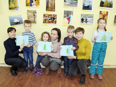 На первой встрече малыши и их мамы, а также ребята постарше под руководством художника-педагога Марины Гордеевой мастерили поздравительные открытки