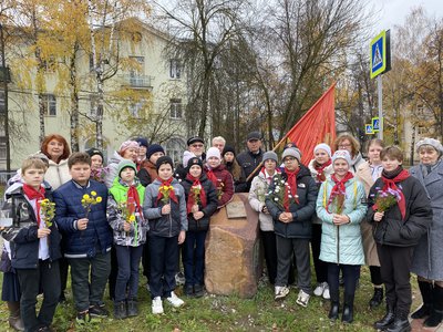 Ветераны комсомола и юные пионеры отметили 104-ю годовщину ВЛКСМ