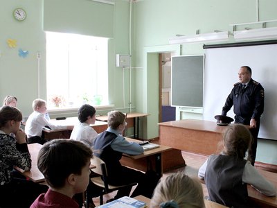 Выксунские полицейские побеседовали с учащимися школы №10 (Выкса, 2017 г.)
