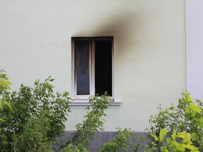 На улице Корнилова из-за пожара эвакуировали шесть человек