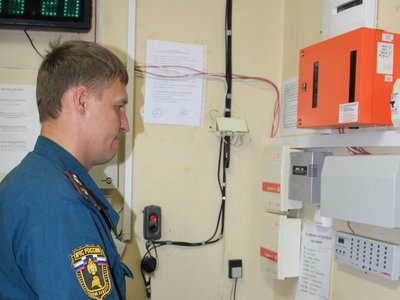 Начальник отделения Госпожнадзора Владимир Герасимов проверяет пожарную сигнализацию в школе №8