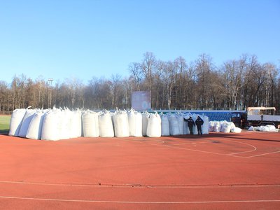 Поле на стадионе «Металлург» обработали специальной посыпкой (Выкса, 2019 г.)