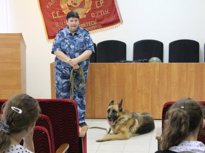Ученики средней школы № 3 побывали с экскурсией в музее истории Выксунского ОВД и познакомились с работой местной полиции