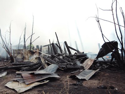 Пепелище на месте хозпостроек на улице Осипенко (Выкса, 2021 г.)