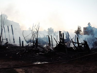 Пепелище на месте хозпостроек на улице Осипенко (Выкса, 2021 г.)