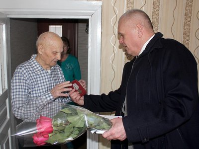 Владимир Кочетков вручил ветеранам учреждённые президентом в честь 75-летия Великой Победы награды