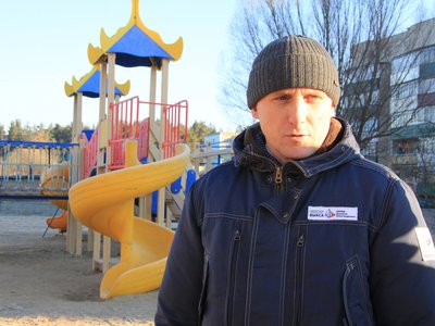 Дмитрий Орлов на установке детского городка