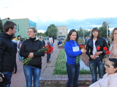 Акция «Зажги свечу» на площади Октябрьской Революции в Выксе, 22 июня 2017 г.