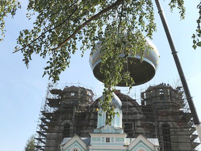 Вчера, 31 августа, начато водружение куполов на храм Пресвятой Живоначальной Троицы Иверского женского монастыря