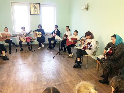 Юные гитаристы поздравили учащихся воскресной школы с окончанием учебного года