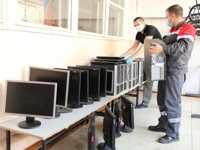 Благотворительный фонд «ОМК-Участие» совместно с ВМЗ предоставили детям  компьютерную технику