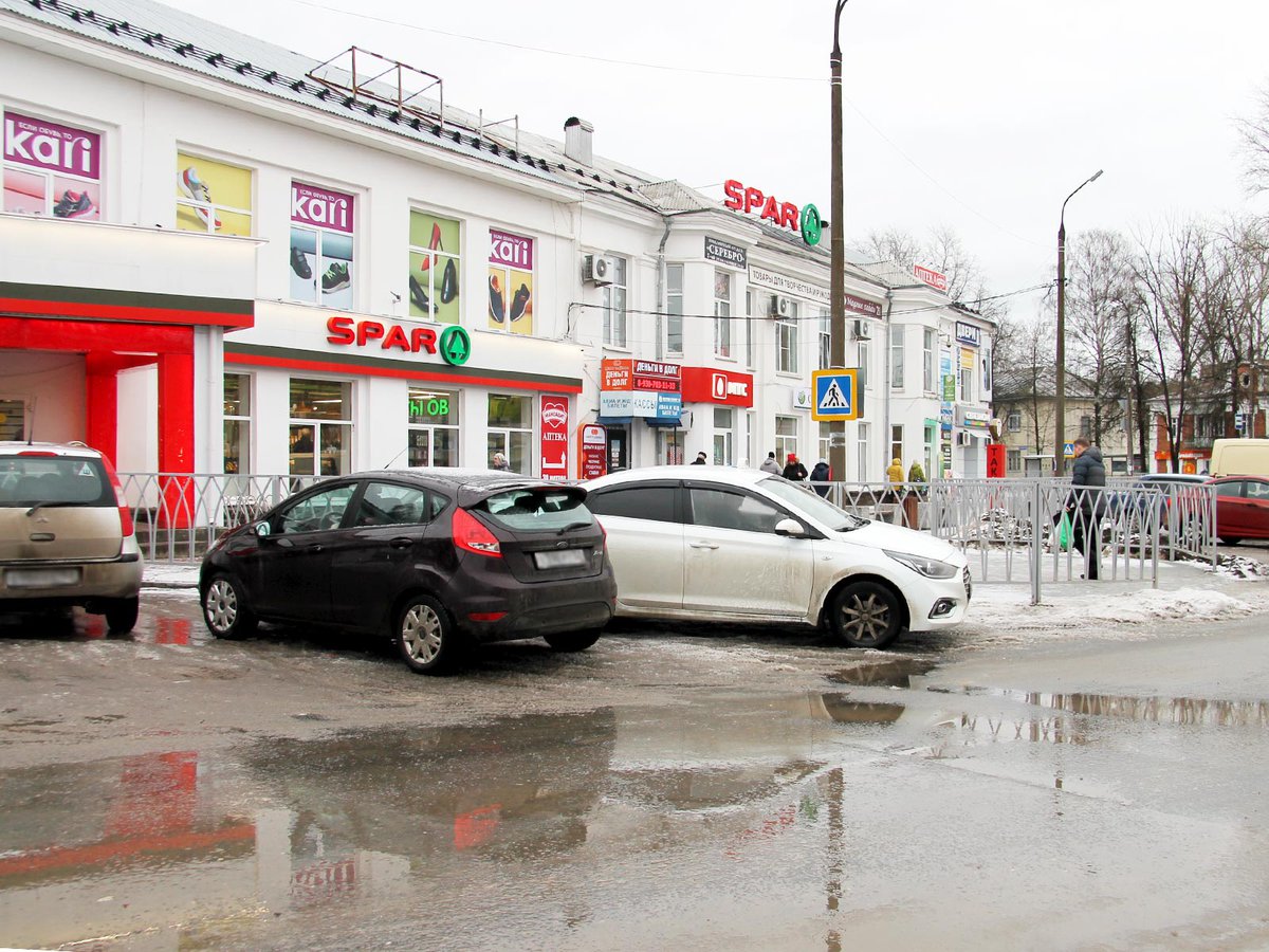 На Комсомольской площади проверили парковку