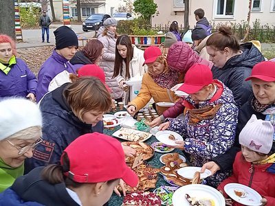 Добрые соседи делились пирогами в арт-сквере «Радужный мир»
