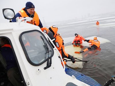 Рыбаков эвакуировали со льдины