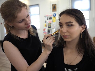 Участницы проекта «Выпускной для Золушки» побывали на мастер-классе по основам макияжа