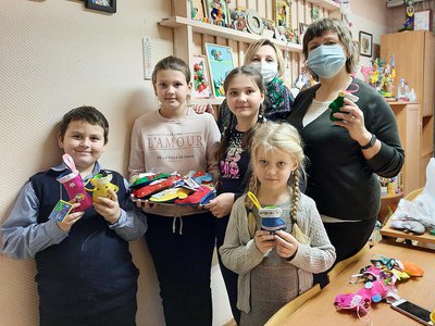 Ребята из мастерской «Ассорти» ДДК «Радуга» сшили более 60 новогодних игрушек